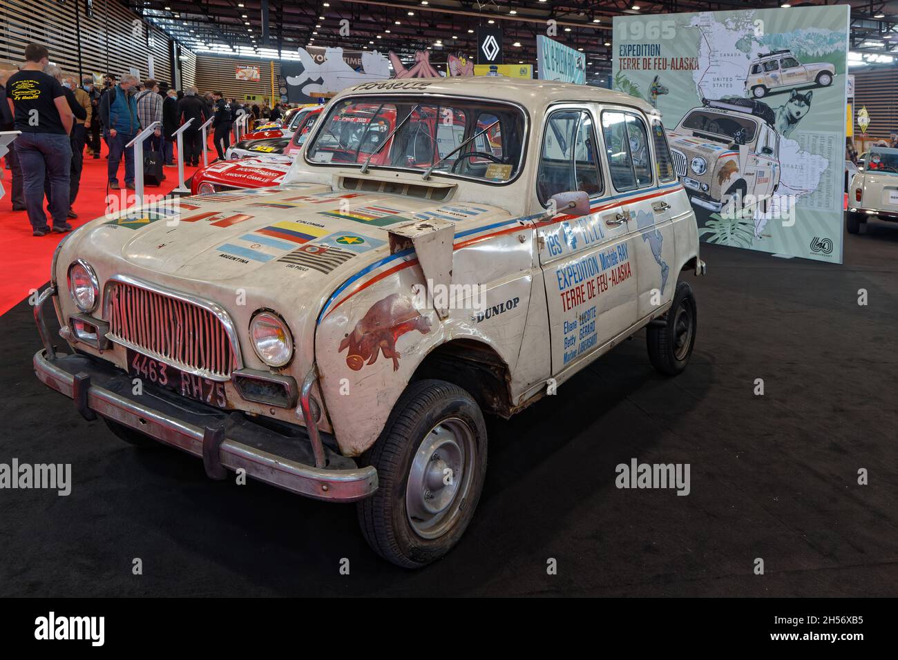 LYON, FRANCE, 5 novembre 2021 : Renault 4L pour le sentier désertique du salon Epoq'Auto, organisé depuis 1979, avec plus de 70,000 visiteurs chaque année. Banque D'Images