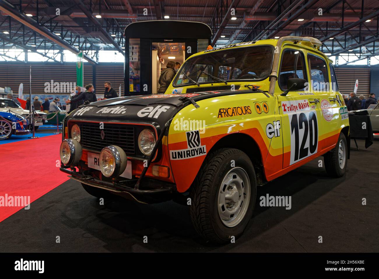 LYON, FRANCE, 5 novembre 2021 : Renault 4L pour le sentier désertique du salon Epoq'Auto, organisé depuis 1979, avec plus de 70,000 visiteurs chaque année. Banque D'Images