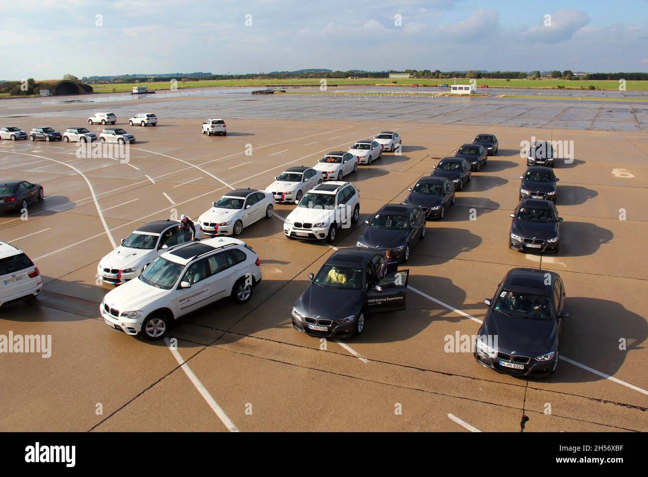 BMW en vue panoramique garées dans une base aérienne militaire désaffectée de la Seconde Guerre mondiale.Munich, Allemagne - septembre 2013. Banque D'Images