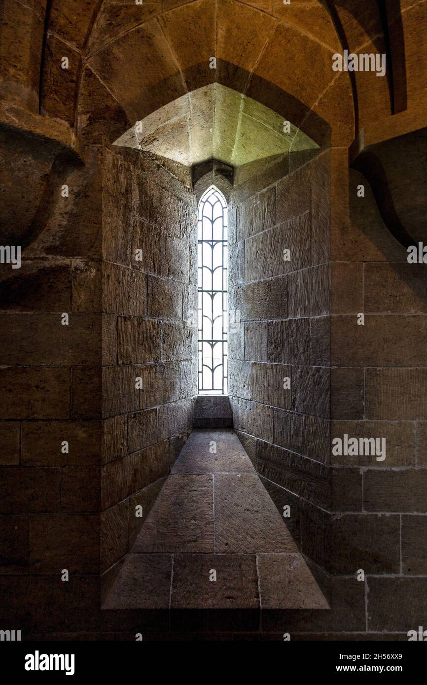 Fenêtre étroite à l'intérieur du château d'Arundel, West Sussex, Royaume-Uni Banque D'Images