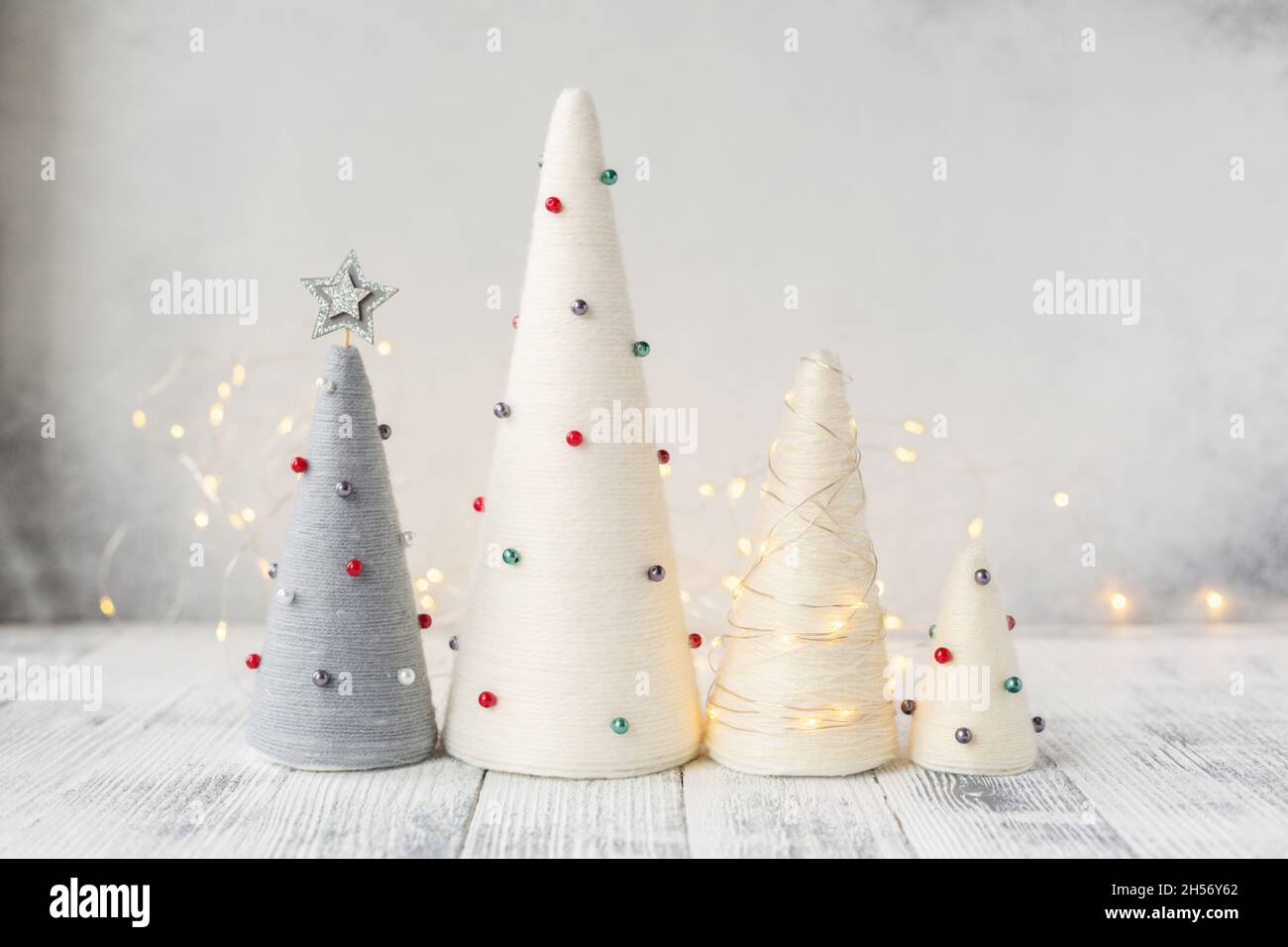 Arbres de Noël faits main.Arbres coniques et guirlande enveloppés de fils.CADEAUX DE NOËL.Concept DIY - image Banque D'Images