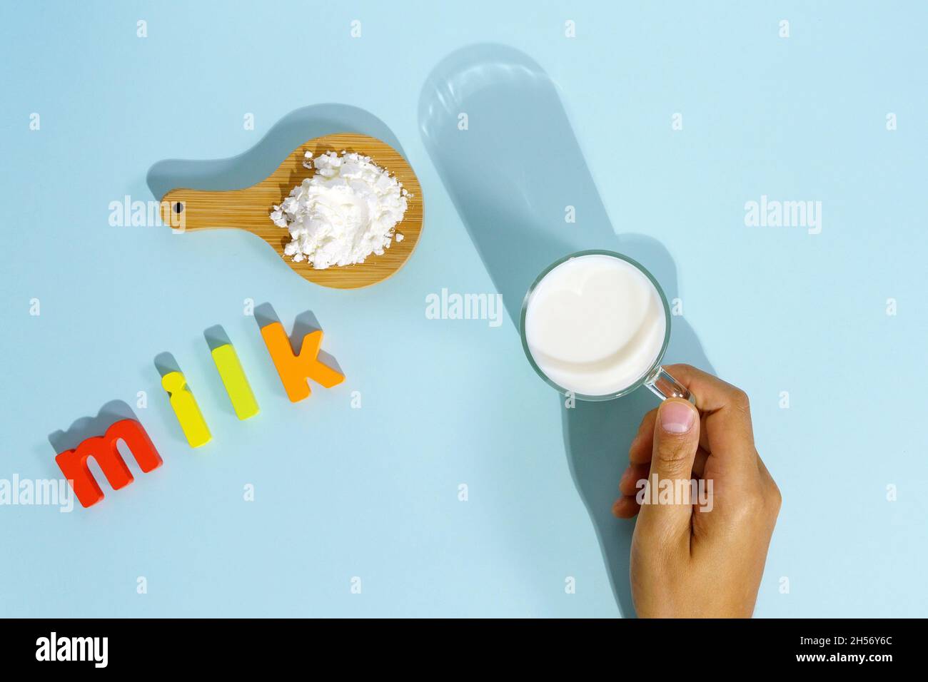 Lait végétalien en poudre sur fond bleu, produits non laitiers.Pose à plat Banque D'Images