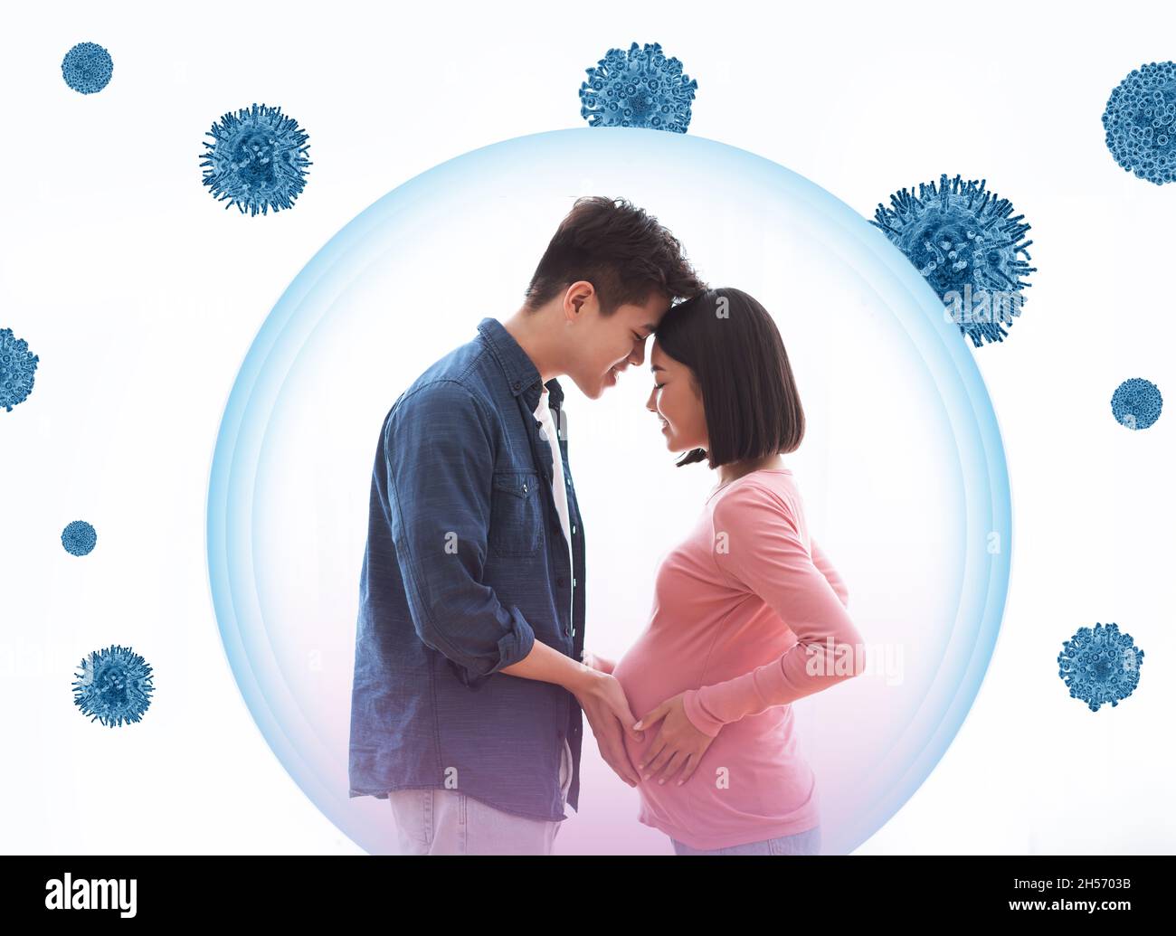 Couple enceinte asiatique dans une bulle entourée par le virus COVID-19 Banque D'Images