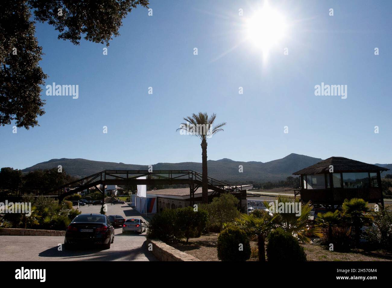 Ascari Race Resort : vue panoramique sur la piste, sans voiture par temps ensoleillé, avec montagnes en arrière-plan. Banque D'Images