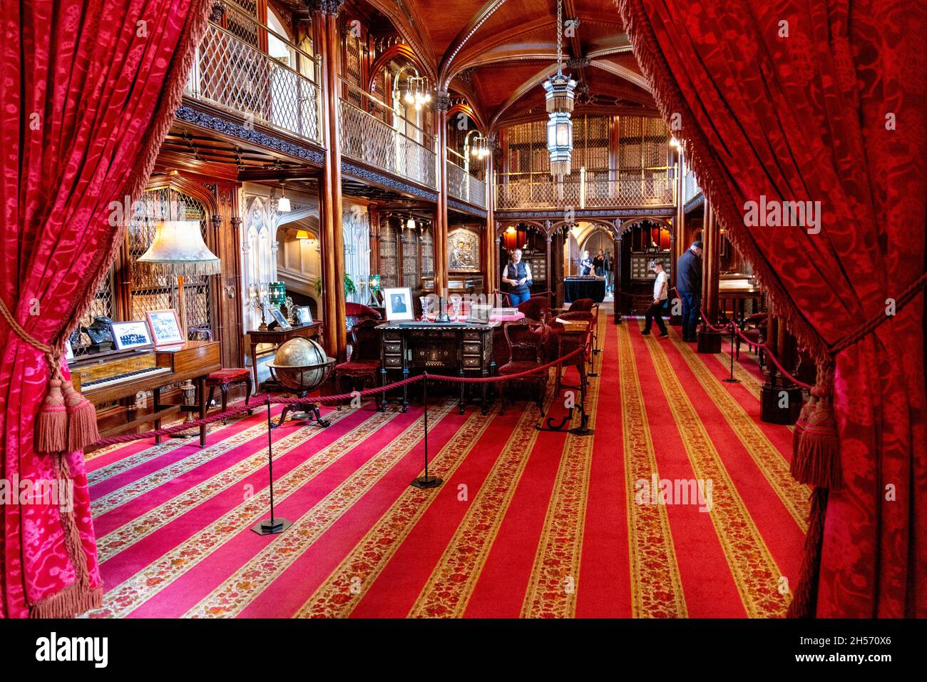 Intérieur de la bibliothèque en acajou sculpté du château d'Arundel, Arundel, Royaume-Uni Banque D'Images