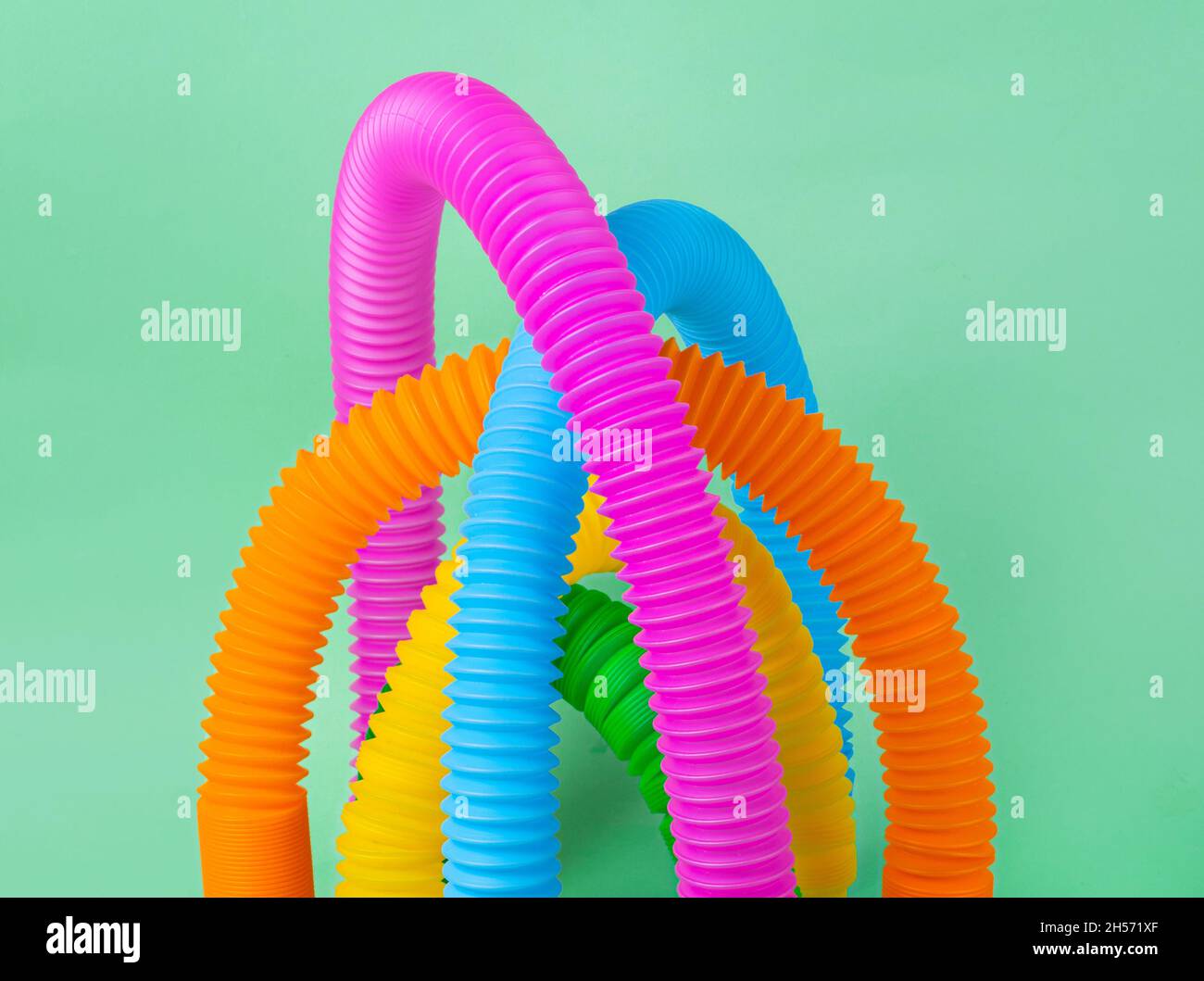 Gros plan de tubes pop colorés - jouets antistress pour les adultes et les enfants. Banque D'Images