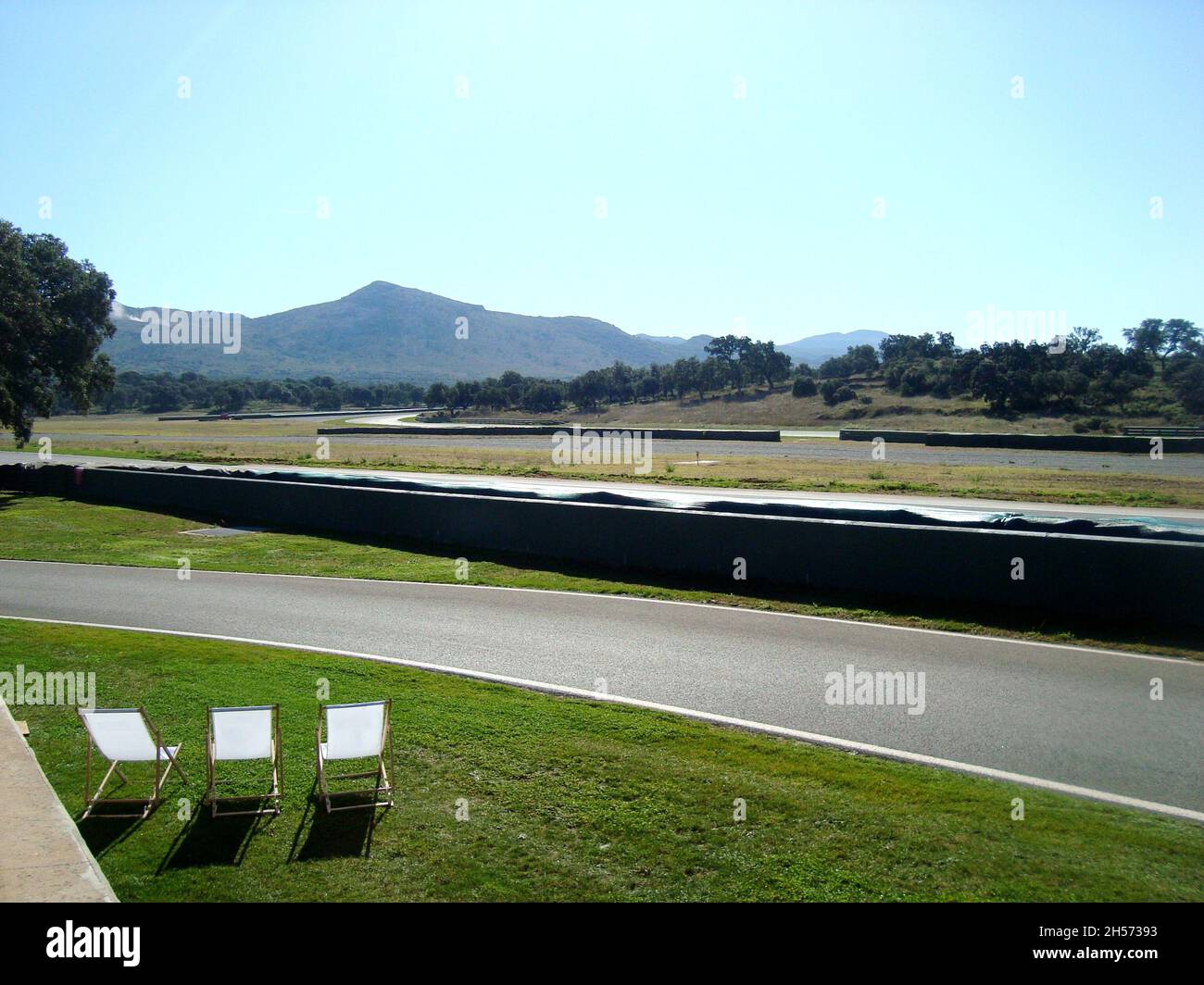 Ascari Race Resort : vue panoramique sur la piste, sans voiture par temps ensoleillé, avec montagnes en arrière-plan. Banque D'Images