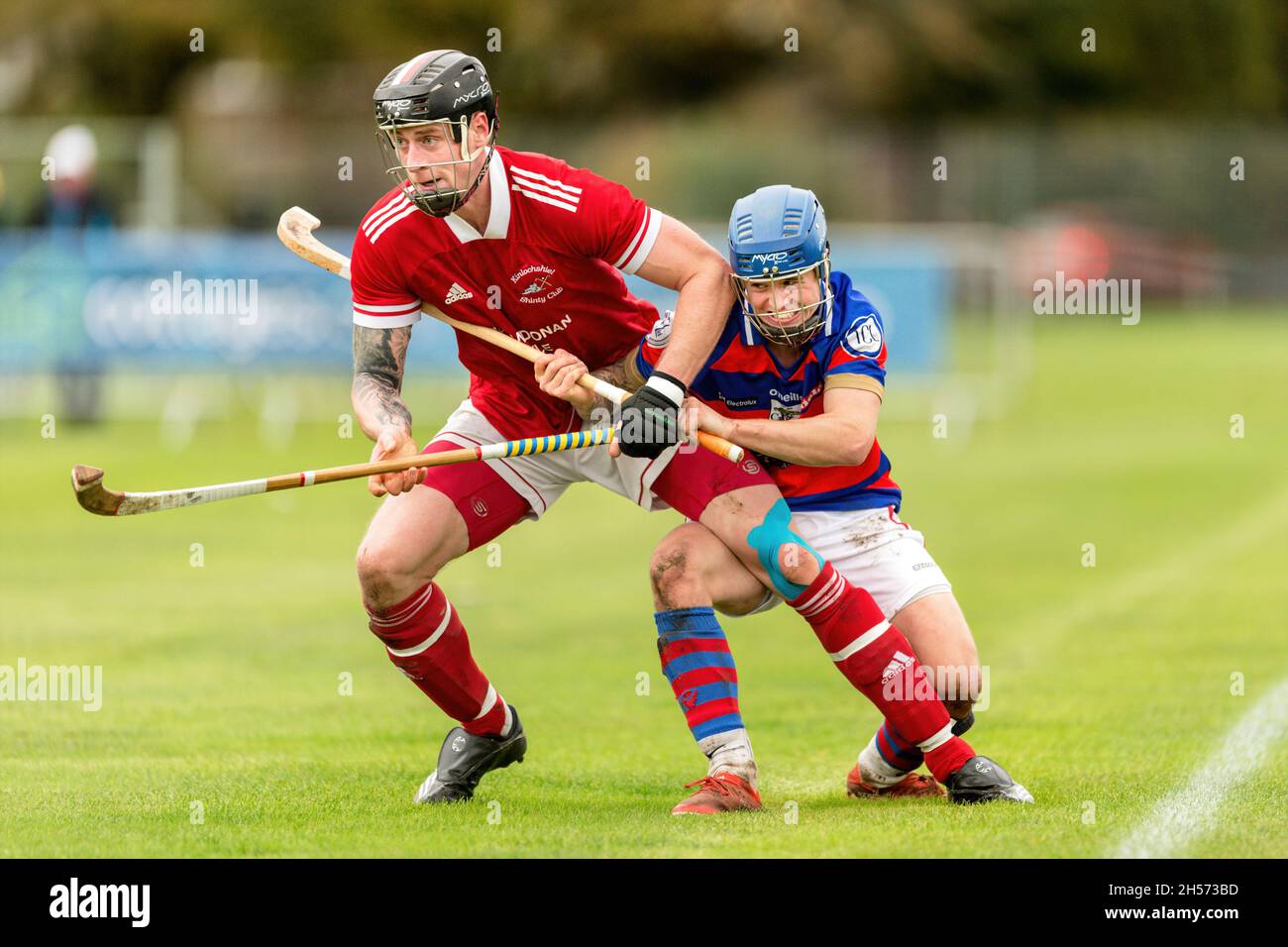 Action SHINTY.Kingussie v Kinlochshiel dans la finale de la coupe MacTavish jouée au Bught, Inverness. Banque D'Images