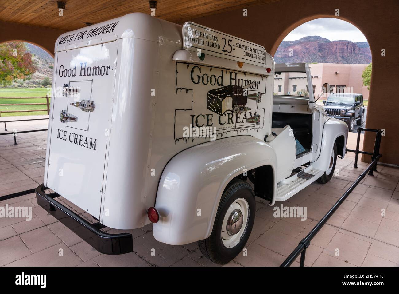 Un rare camion de glace F-100 1956 de Ford, de bonne humeur, entièrement restauré, dans une collection de voitures à Gateway, Colorado. Banque D'Images