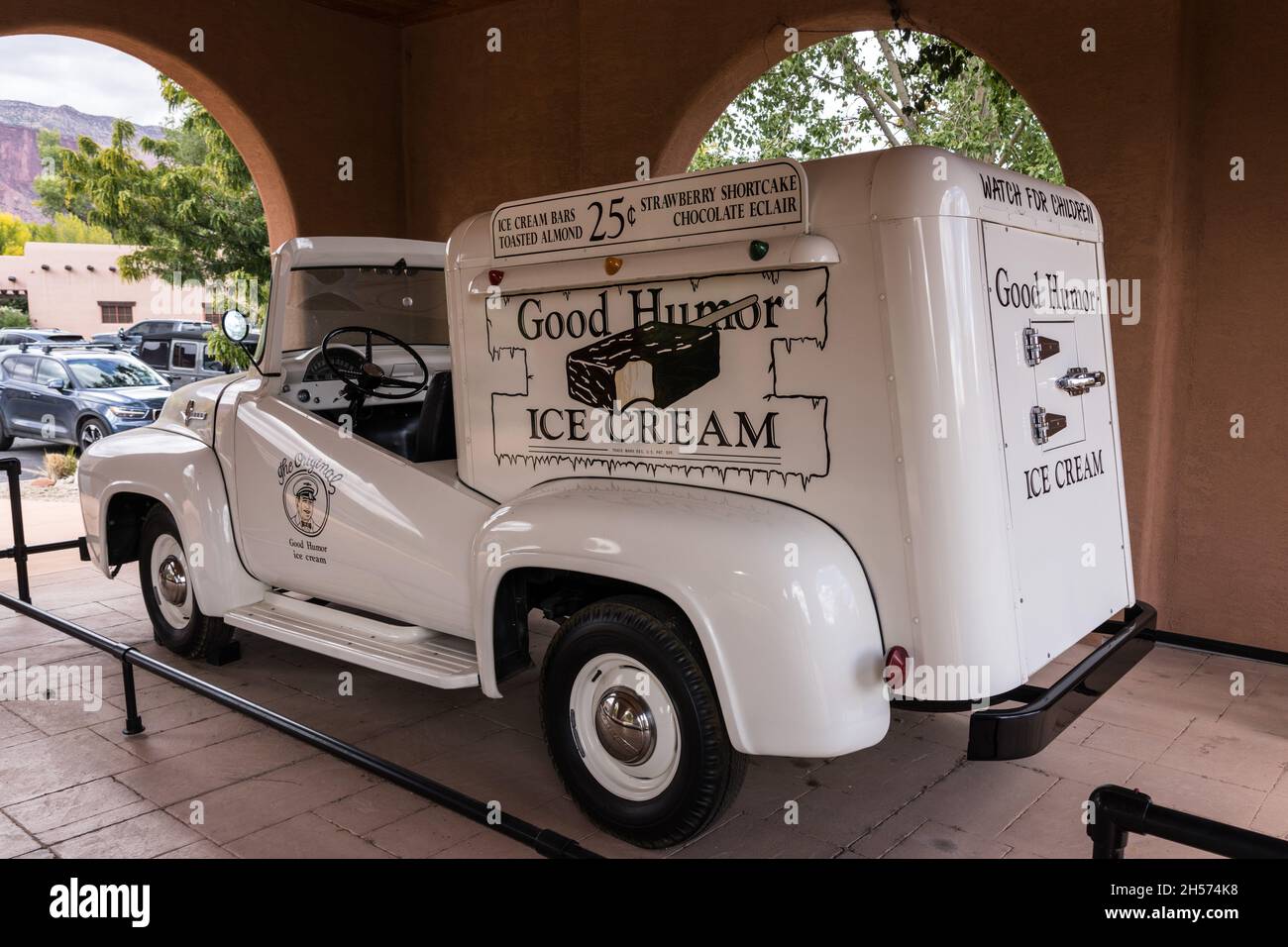 Un rare camion de glace F-100 1956 de Ford, de bonne humeur, entièrement restauré, dans une collection de voitures à Gateway, Colorado. Banque D'Images