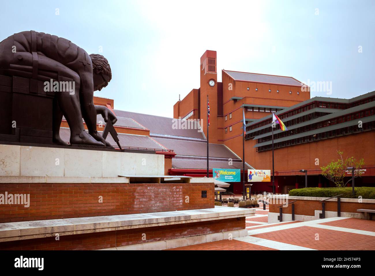 La British Library de Londres est l'une des plus grandes bibliothèques au monde.Une statue de Sir Isaac Newton peut être vue sur la piazza au premier plan. Banque D'Images