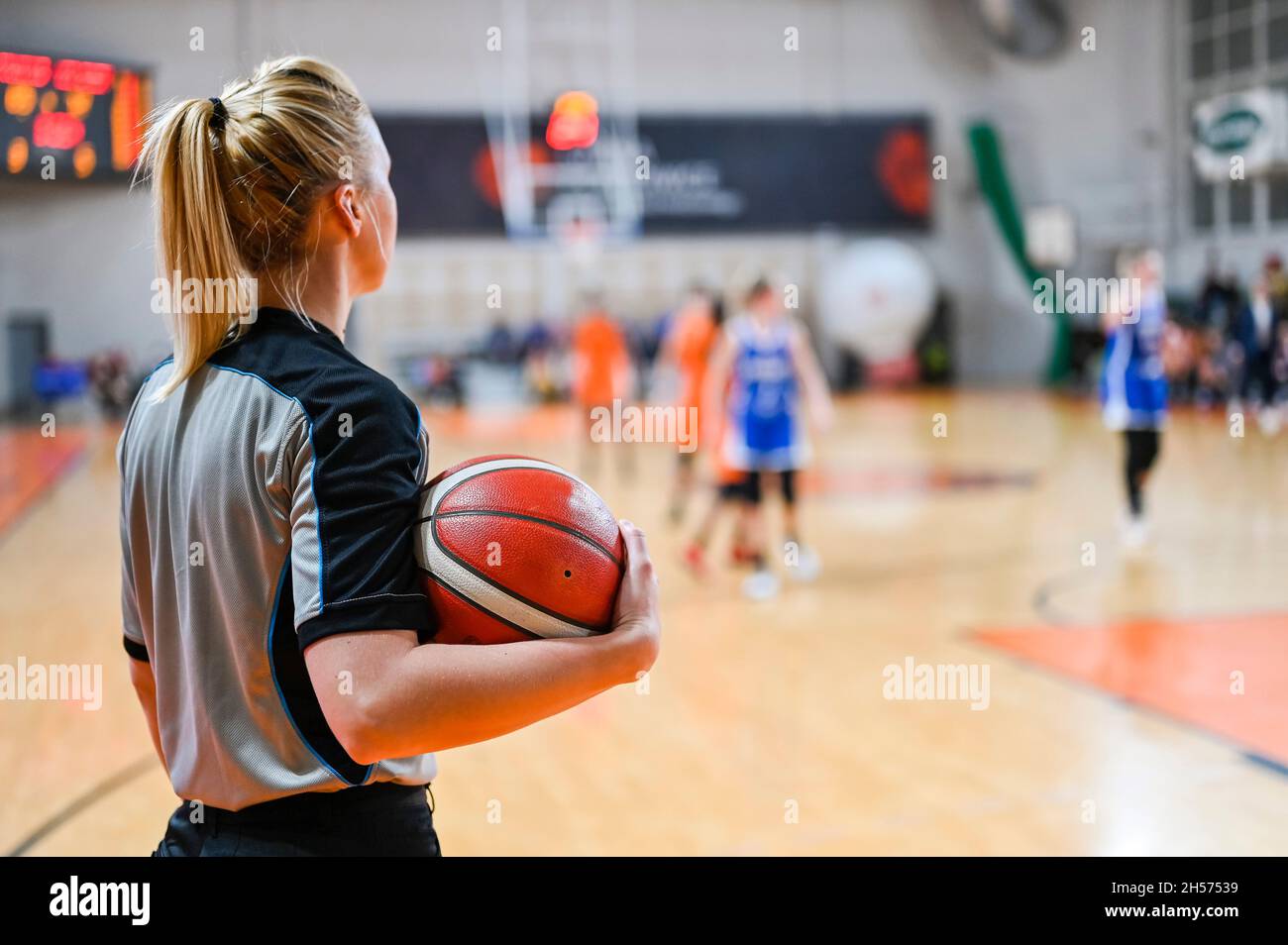 Une femme arbitre garde le ballon pendant le match de basket-ball Photo  Stock - Alamy