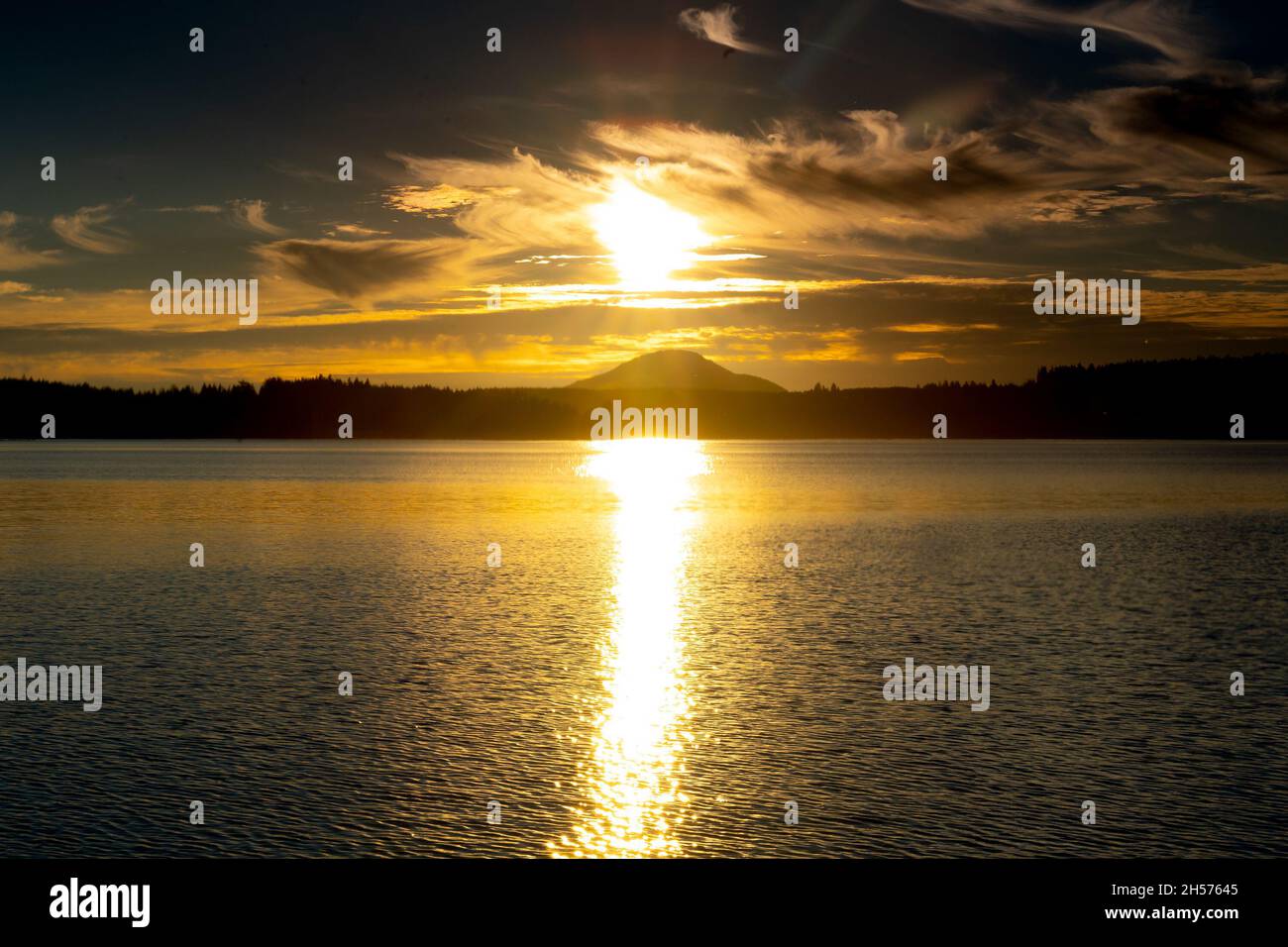 Quinault, WA - États-Unis - sept21, 2021 : vue horizontale du coucher de soleil sur le Lake Quinault Lodge dans le parc national olympique.Ciel doré avec la réflectine du soleil Banque D'Images