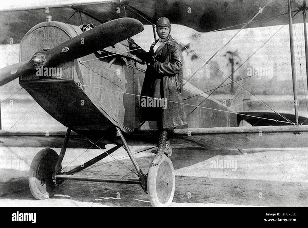 Bessie Coleman et son avion - 1922 - ancien aviateur américain et la première personne noire à obtenir un permis de pilote international. Banque D'Images