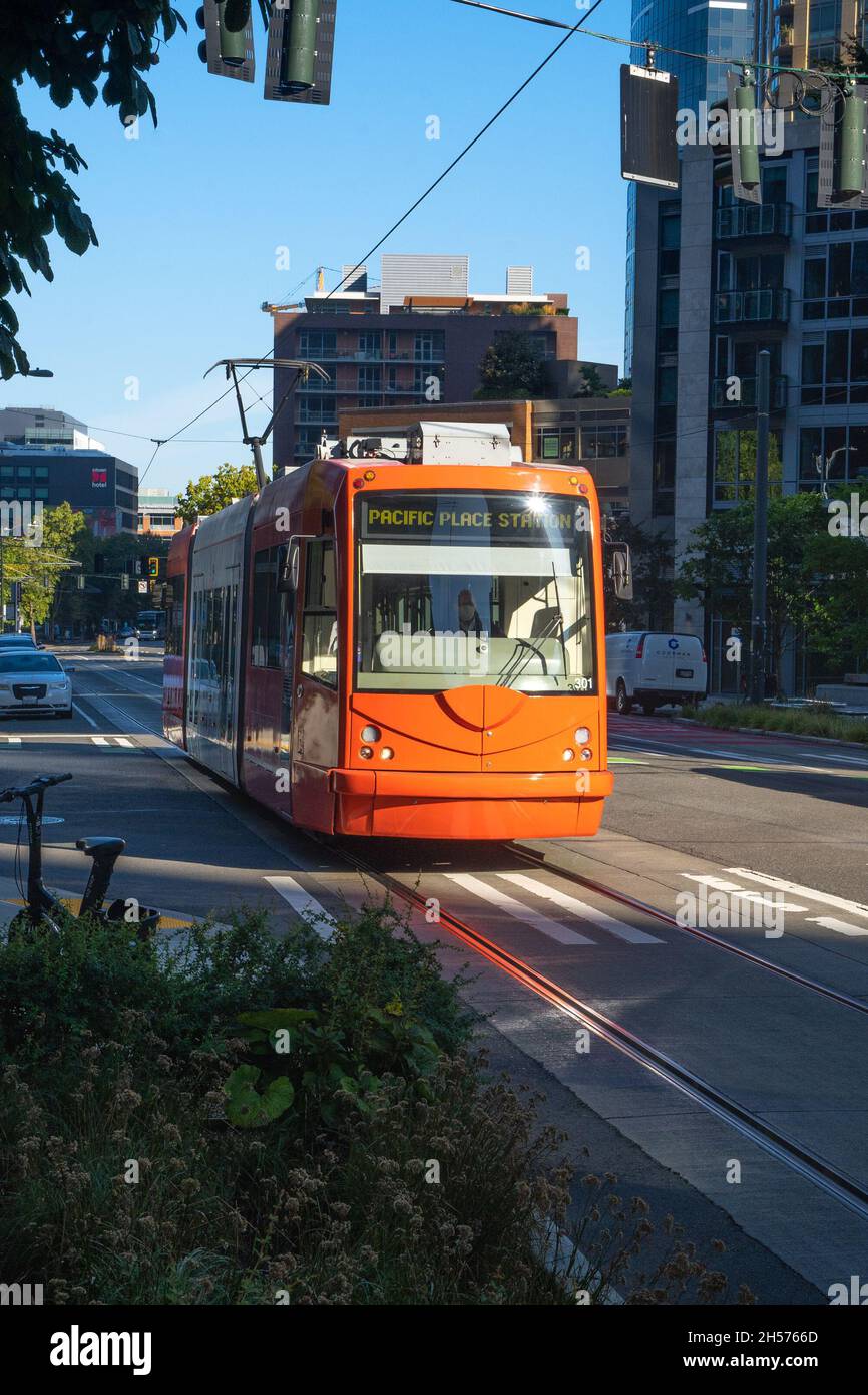 Seattle, WA - États-Unis - 24 septembre 2021 : vue verticale d'un tramway de Seattle qui passe sur Westlake Avenue. Banque D'Images