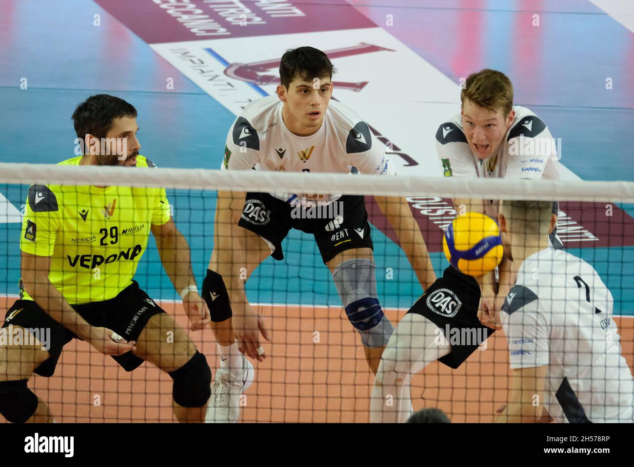 Bump of Rok Mozic - Verona Volley pendant NBV Verona vs Prisma Taranto, Volleyball Italian Serie A Men SuperLeague Championship Championship à Vérone, Italie, novembre 07 2021 Banque D'Images