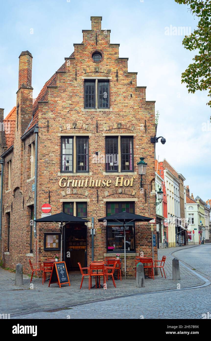 Restaurant dans une maison traditionnelle dans le centre de la ville historique de Bruges, Belgique. Banque D'Images