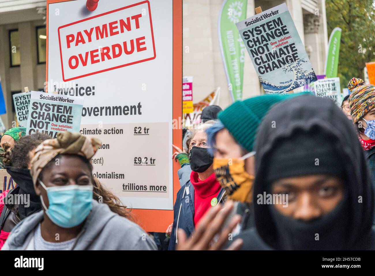 Étiquette de paiement en retard, manifestation de la Journée mondiale d'action pour la justice climatique, Londres, Royaume-Uni.6 novembre 2021 Banque D'Images