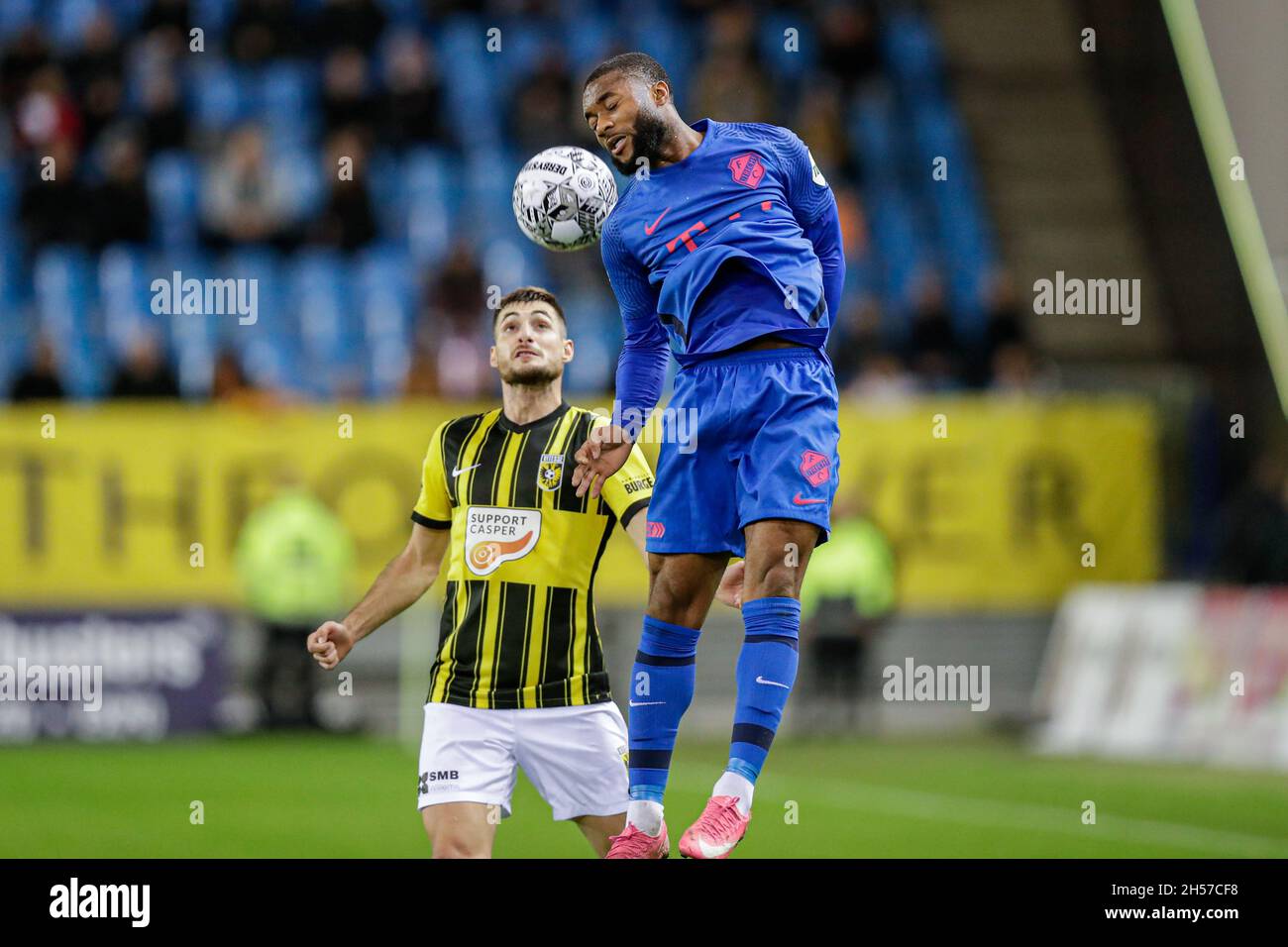 ARNHEM, PAYS-BAS - NOVEMBRE 7 : Matus Bero de vitesse, Moussa Sylla du FC Utrecht lors du match néerlandais entre vitesse et FC Utrecht à Gelredome le 7 novembre 2021 à Arnhem, pays-Bas (photo de Peter sous/Orange Pictures) Banque D'Images