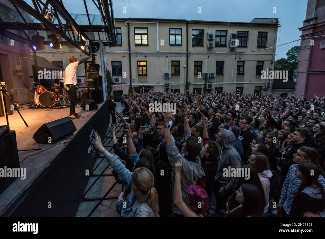 Lublin, Pologne - 21 mai 2016 : Kozienalia (carnaval annuel des étudiants, également appelé juwenalia) - Lukasz Malpa Malkiewicz concert de rap avec des fans qui chantent Banque D'Images