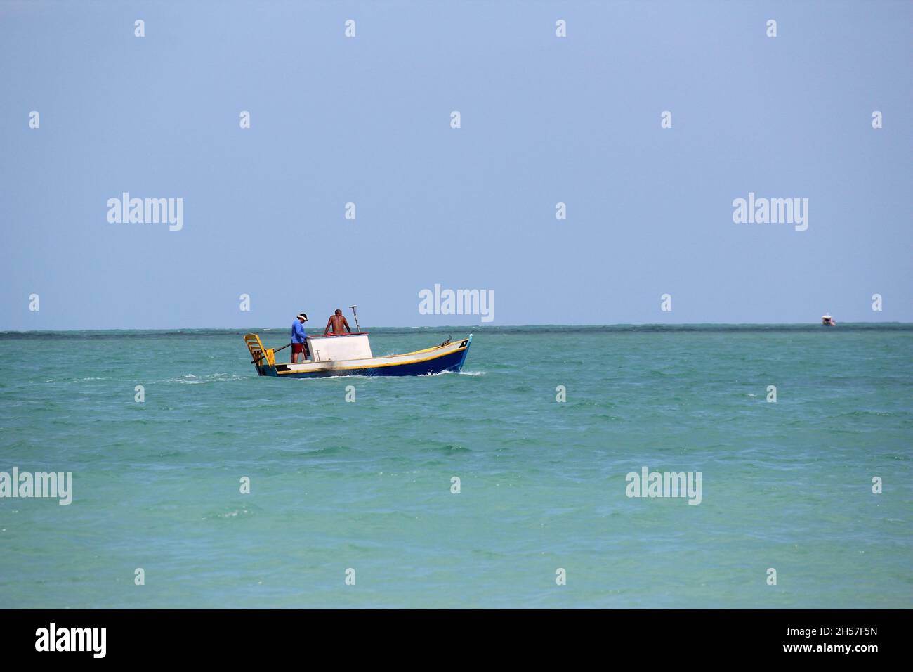 Bateau de pêche dans la mer calme lors d'une journée ensoleillée à João Pessoa.Nord-est du Brésil. Banque D'Images