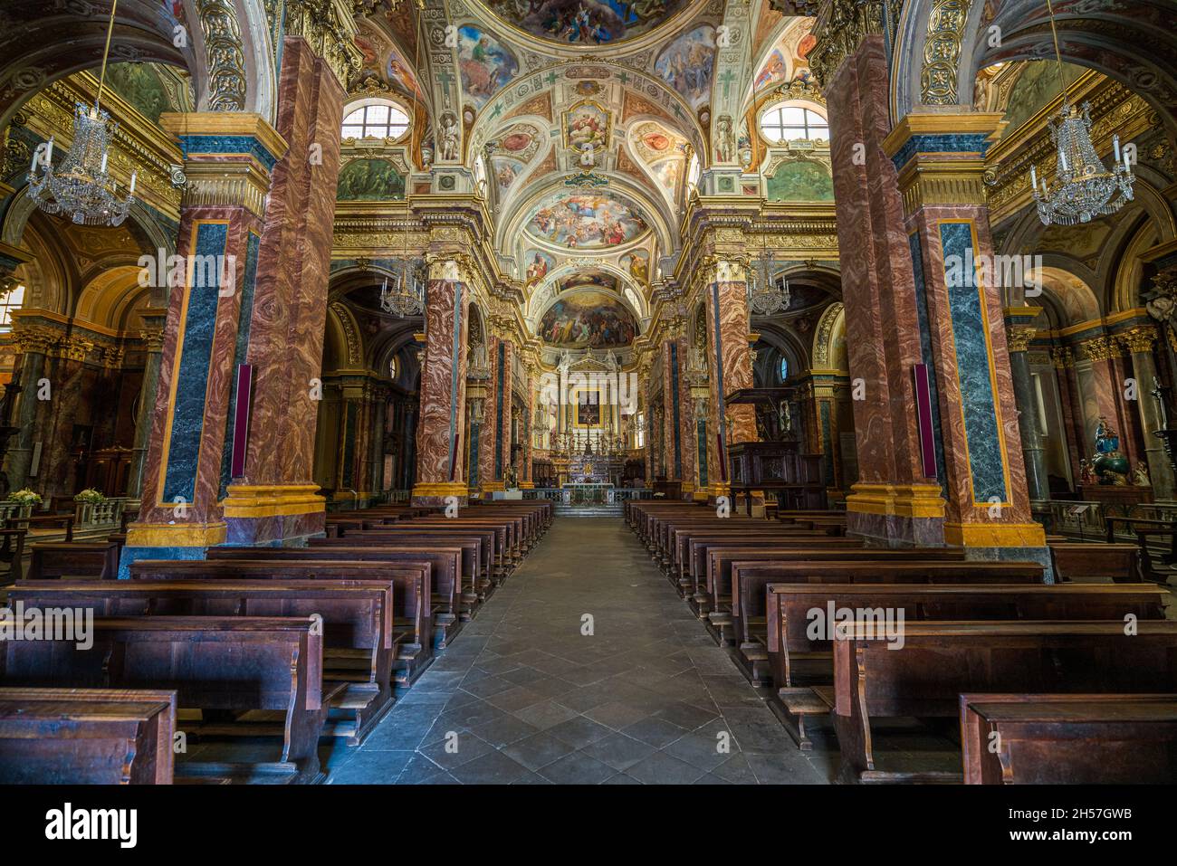 Vue intérieure à la cathédrale San Donato de Mondovì.Province de Cuneo, Piémont, Italie. Banque D'Images