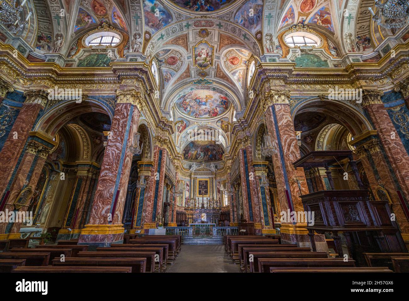 Vue intérieure à la cathédrale San Donato de Mondovì.Province de Cuneo, Piémont, Italie. Banque D'Images