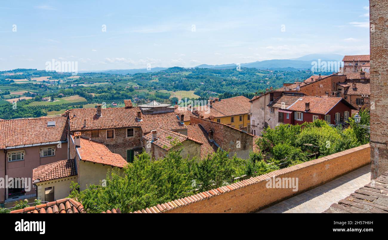 Vue panoramique depuis la vieille ville de Mondovì, dans la province de Cuneo, Piémont, nord de l'Italie. Banque D'Images