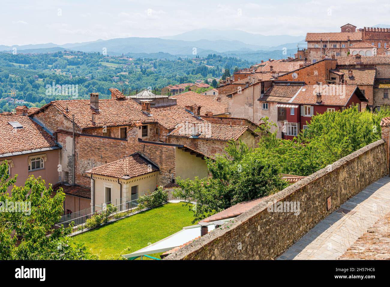 Vue panoramique depuis la vieille ville de Mondovì, dans la province de Cuneo, Piémont, nord de l'Italie. Banque D'Images