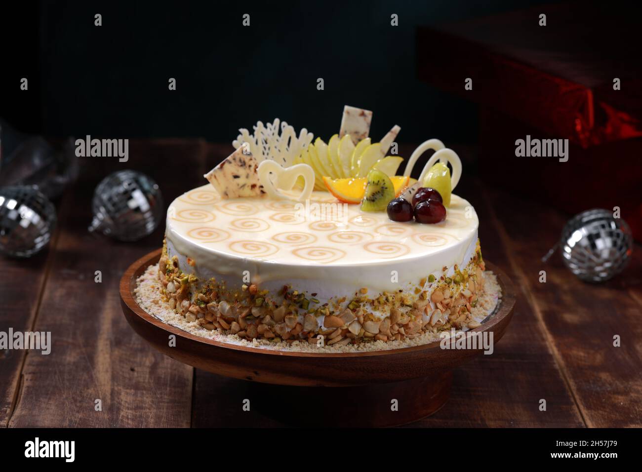 Gâteau au chocolat blanc sur fond de bois rustique Banque D'Images