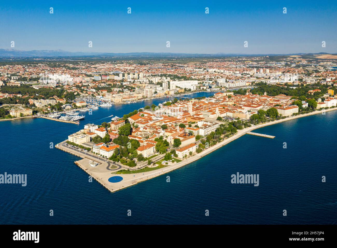 Photo aérienne de la vieille ville de Zadar, célèbre attraction touristique  en Croatie.Vue aérienne d'été sur le front de mer, région de Dalmatie en  Croatie.Drone Photo Stock - Alamy