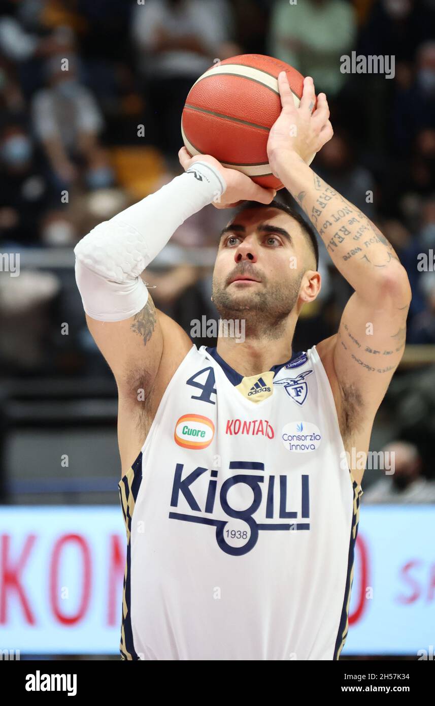 Pietro Aradori (Fortitudo Kigili Bologna) pendant la série A1 italien LBA championnat match Kigili Fortitudo Bologna vs.Nutribullet Trévise Panier au palais sportif de Paladozza - Bologne, 7 novembre 2021 - photo: Michele Nucci Banque D'Images