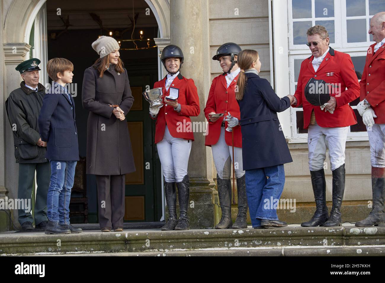 La princesse de la Couronne Mary s'occupe du prix honorifique de la princesse de la Couronne Mary dans le cadre de la « chasse Huberus » à Dyrehaven, au nord de Copenhague, au Danemark, le 07 novembre 2021.La chasse de Hubertus est la continuation des anciennes chasses de Parforce pour lesquelles Dyrehaven a été construite à l'origine.La chasse fait 11 kilomètres de long, avec 32 obstacles en cours de route et, à quelques exceptions près, a lieu chaque année depuis 1900.Dans le cadre de la chasse à Hubertus, la princesse de la Couronne décerne le prix honorifique de la princesse de la Couronne Mary pour le gagnant de la chasse.Séries photo:CrownPrincess Mary, princesse du Danemark Banque D'Images