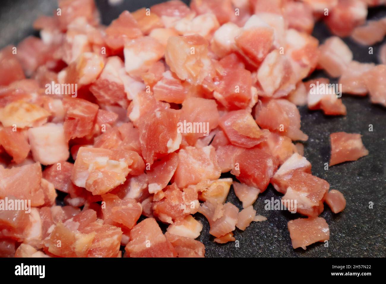cubes de bacon coupés dans une casserole Banque D'Images