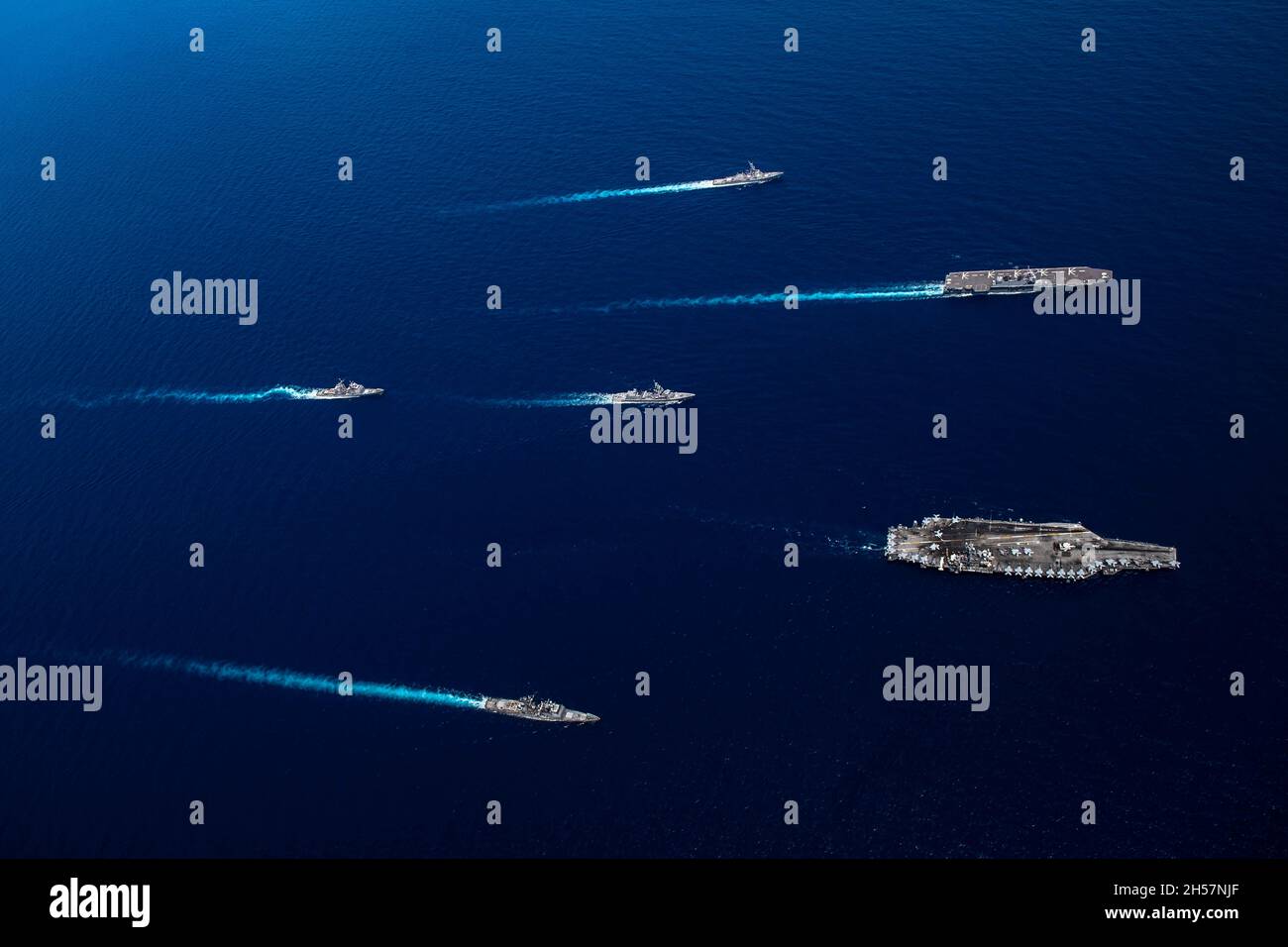 Mer de Chine méridionale, États-Unis.30 octobre 2021.Le porte-avions USS Carl Vinson de la Marine américaine de Nimitz et le destroyer JS Kaga de la Force d'autodéfense maritime du Japon mènent une formation lors d'opérations conjointes le 30 octobre 2021 en mer de Chine méridionale.Les voiliers sont l'USS Shiloh, l'USS Lake Champlain, l'USS Carl Vinson, l'USS Milius, JS Murasame et JS Kaga.Crédit : MC2 Haydn Smith/États-UnisNavy/Alamy Live News Banque D'Images