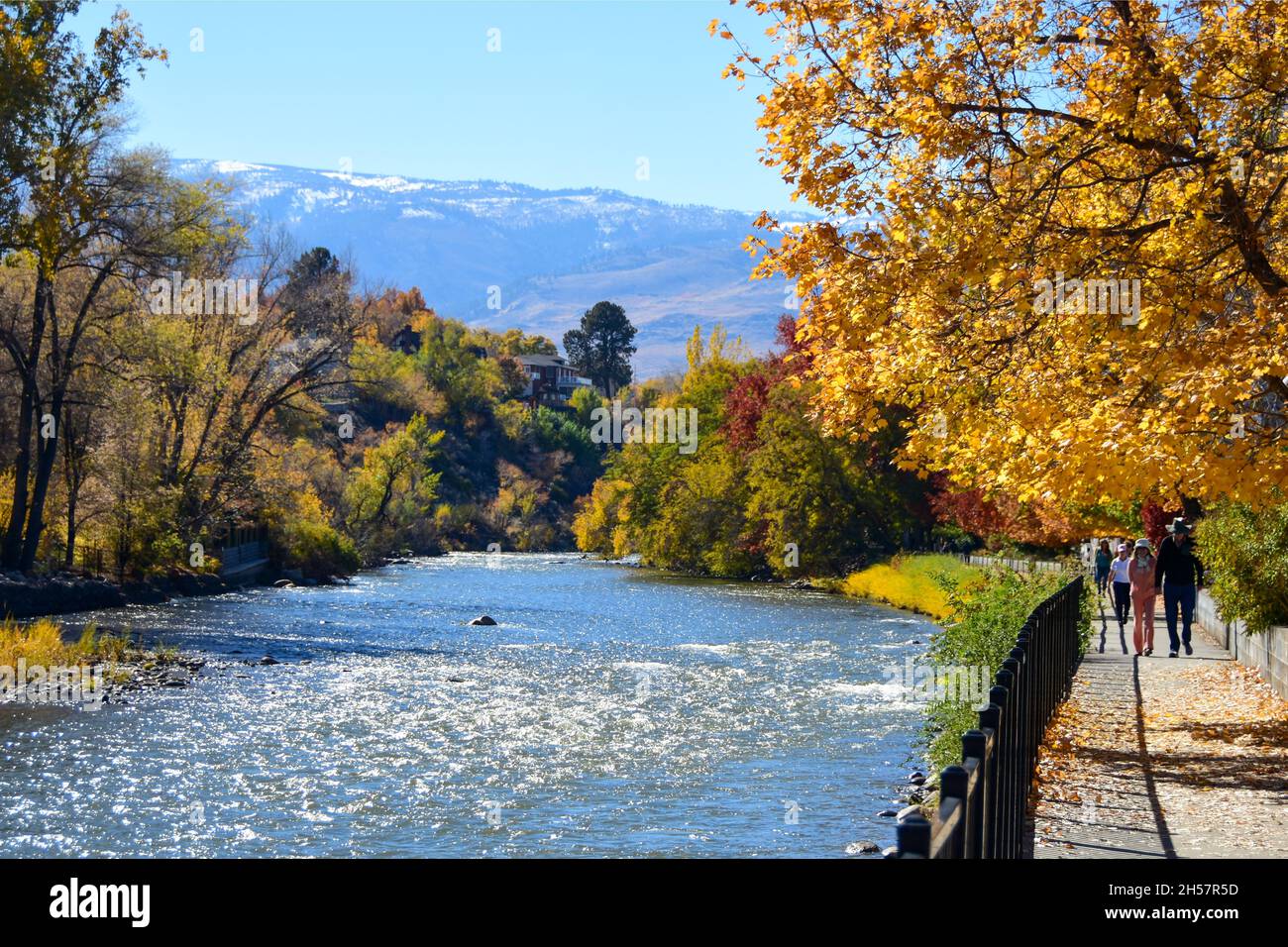 Le Truckee Riveer scintille en plein soleil en automne le long de la promenade sur la rivière à Reno, Nevada. Banque D'Images