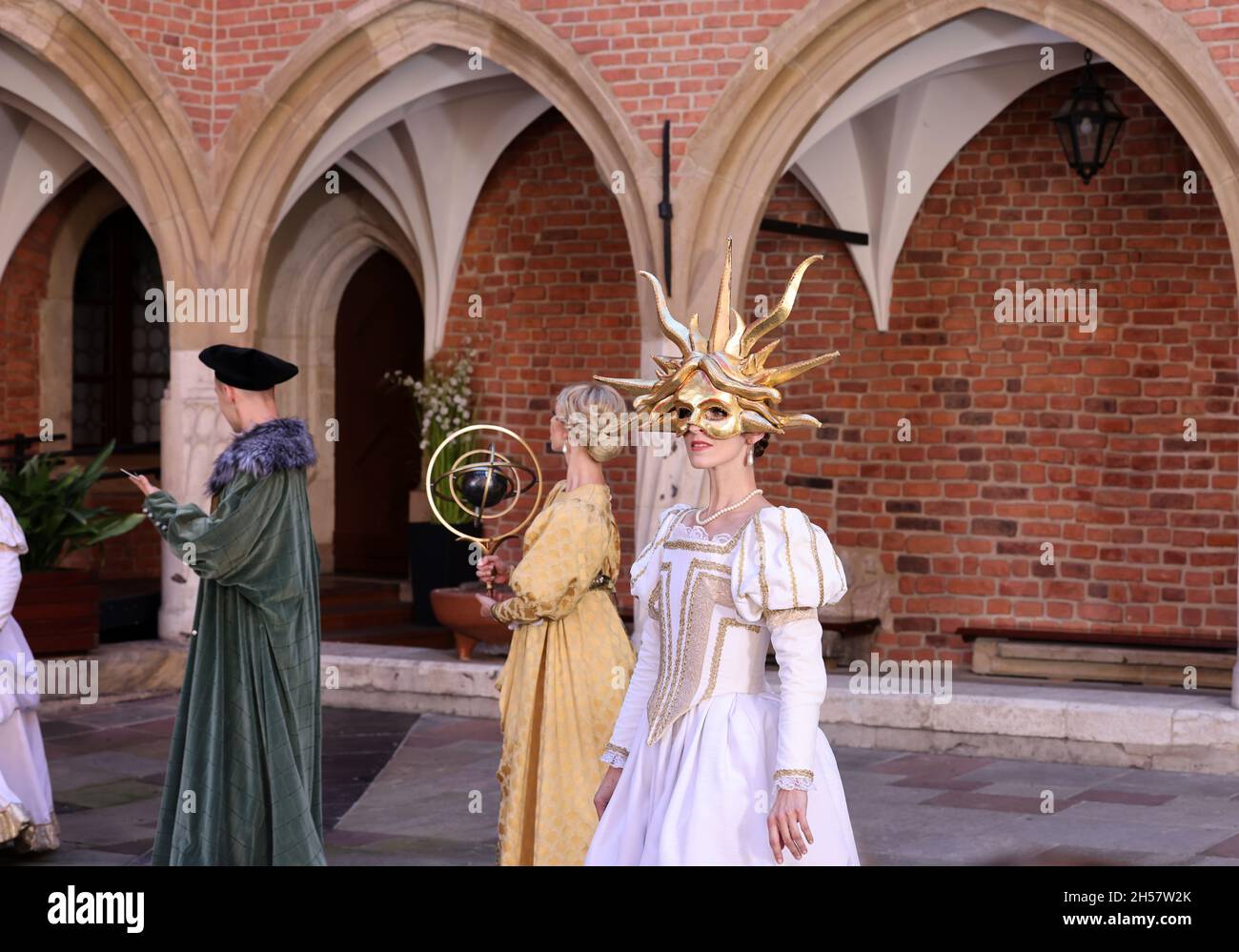 Cracovie, Pologne - 29 juillet 2021: Représentation - Harmonia Mundi interprétée par Cracovie Danza Ballet dans la cour du Collegium Maius de Jagiell Banque D'Images