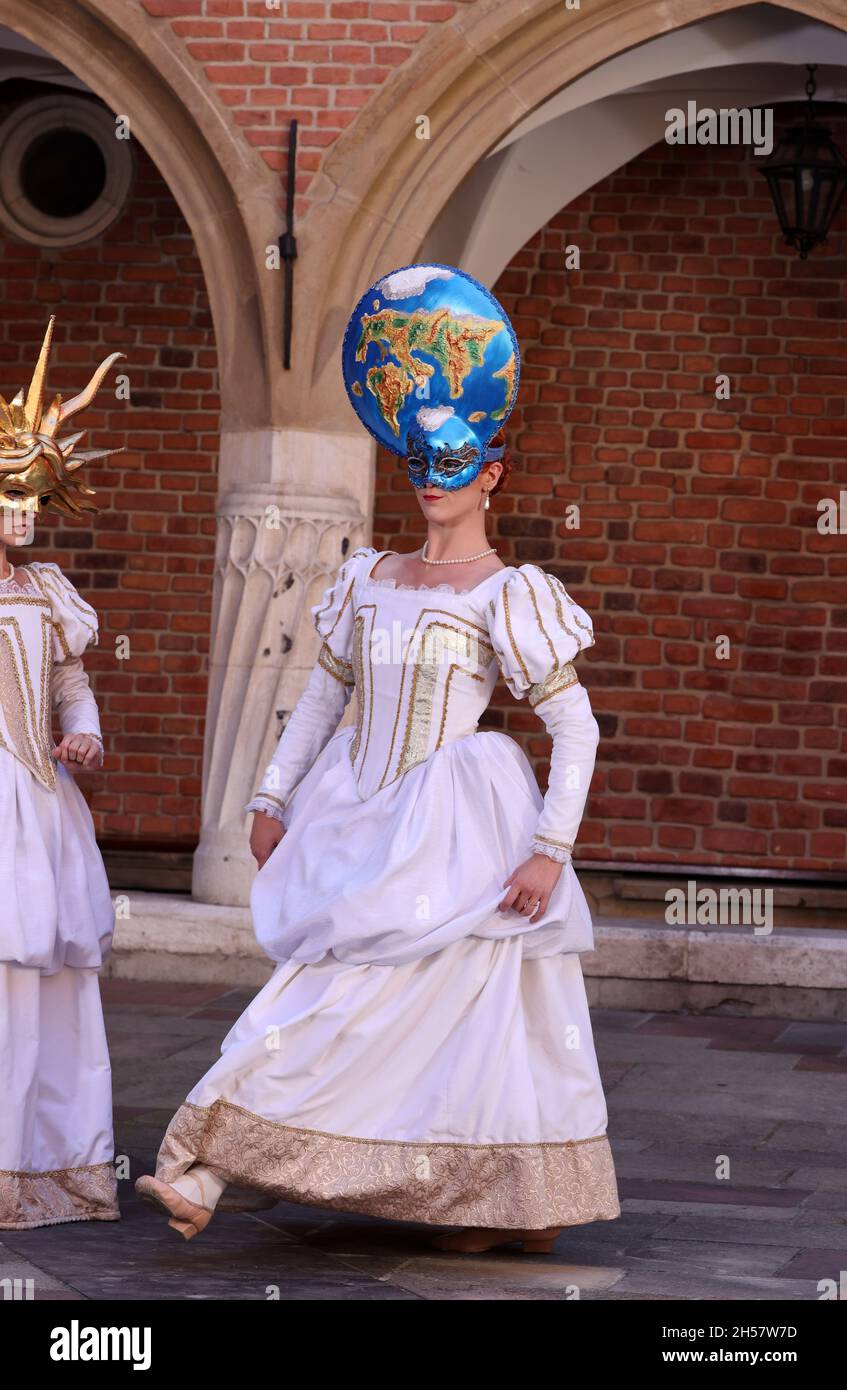 Cracovie, Pologne - 29 juillet 2021: Représentation - Harmonia Mundi interprétée par Cracovie Danza Ballet dans la cour du Collegium Maius de Jagiell Banque D'Images