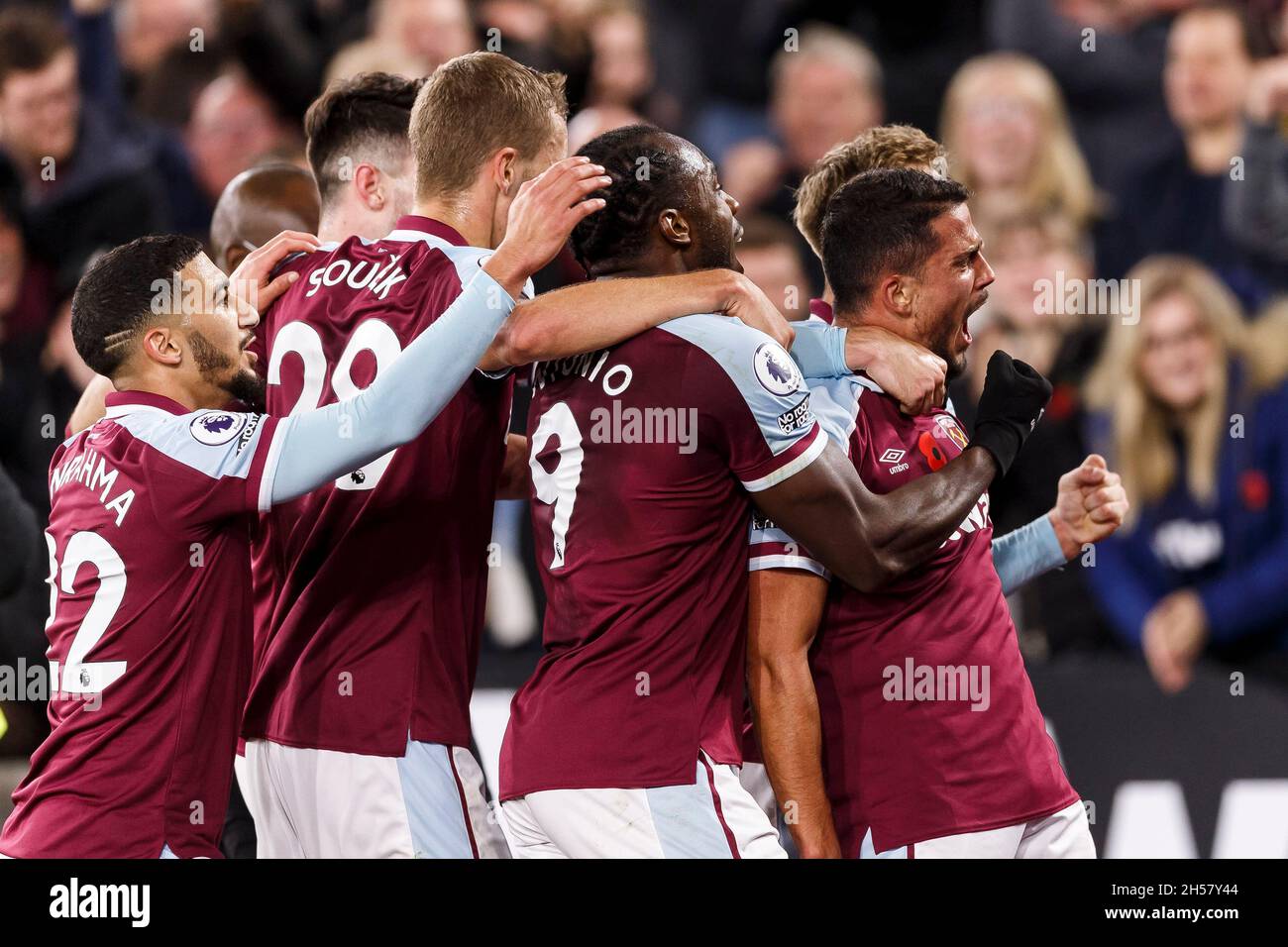 Londres, Royaume-Uni.07th nov. 2021.Pablo Fornals, de West Ham United, fête ses deux buts pour obtenir le score 2-1 lors du match de la Premier League entre West Ham United et Liverpool au stade de Londres, le 7 novembre 2021 à Londres, en Angleterre.(Photo de Daniel Chesterton/phcimages.com) Credit: PHC Images/Alamy Live News Banque D'Images