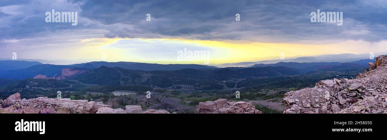 Brian Head coucher du soleil vue panoramique depuis le plateau de Markagunt dans la forêt nationale de Dixie, monument national de Cedar Breaks, dans le sud-ouest de l'Utah.United St Banque D'Images