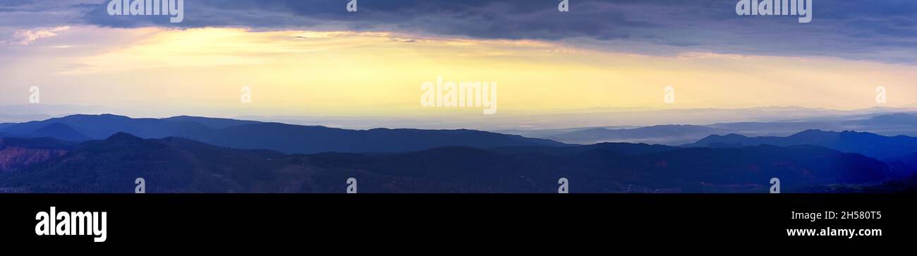 Brian Head coucher du soleil vue panoramique depuis le plateau de Markagunt dans la forêt nationale de Dixie, monument national de Cedar Breaks, dans le sud-ouest de l'Utah.United St Banque D'Images