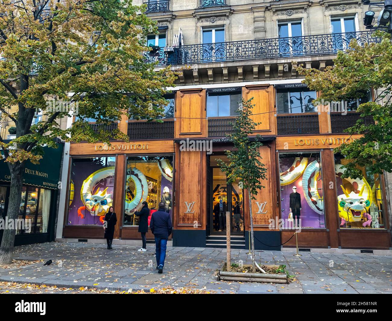 Paris, France, People Shopping Outside Louis Vuitton Luxury Clothing Store Front, (Saint Germain des Prés) Banque D'Images