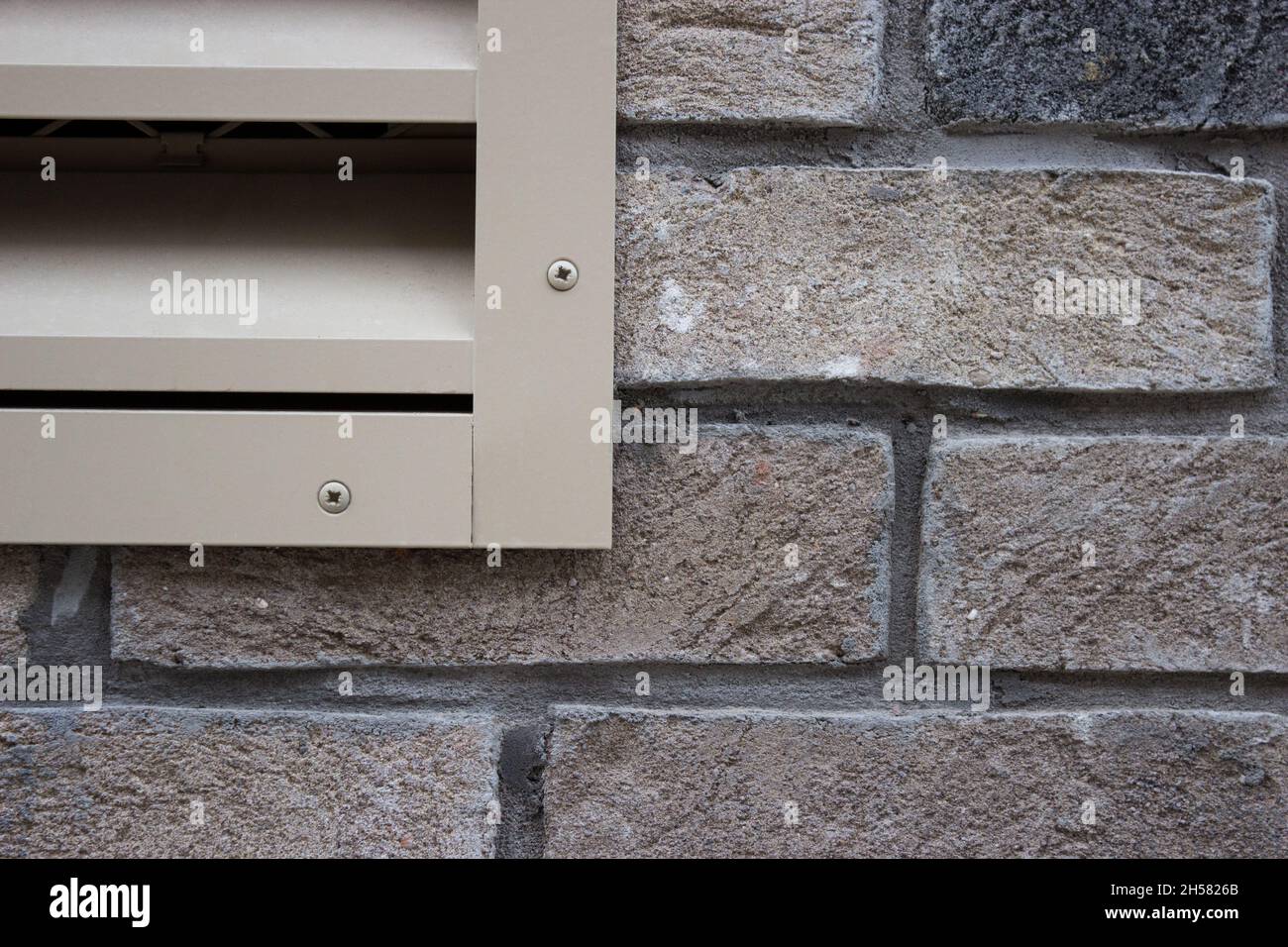 Bâtiment abstrait, brique, vent métallique Banque D'Images