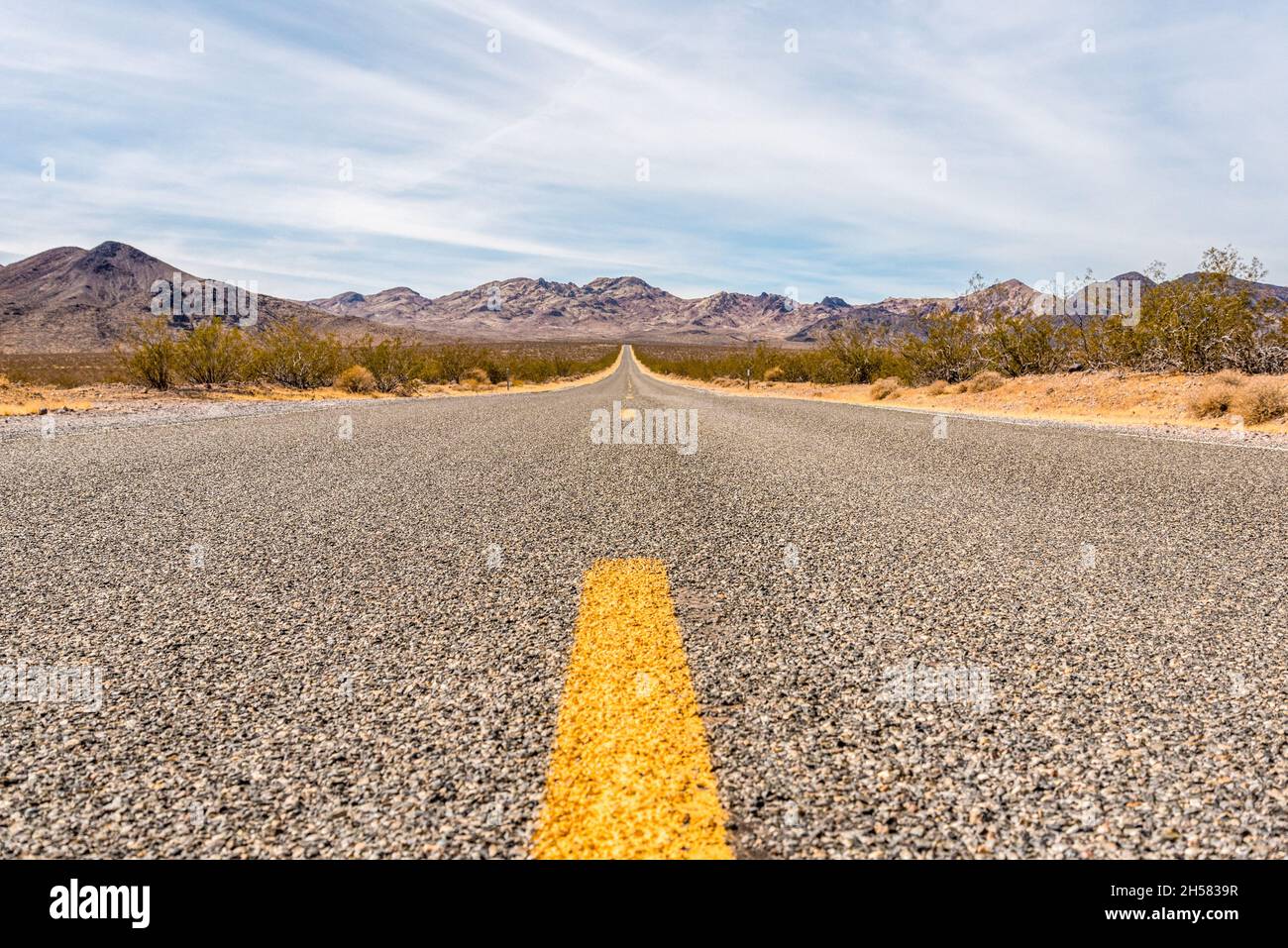 Autoroute dans le paysage pittoresque de la vallée du désert, États-Unis Banque D'Images