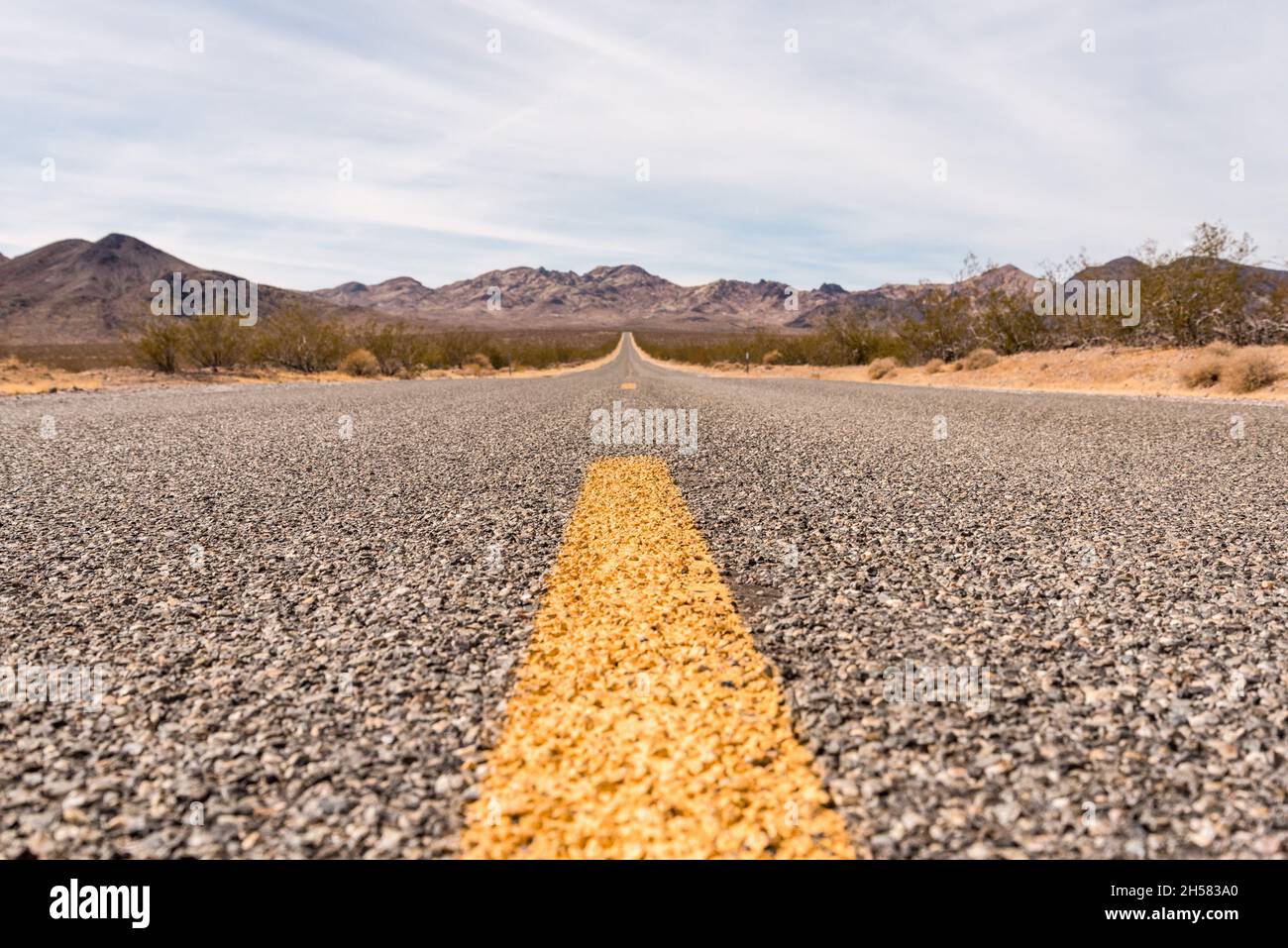 Autoroute dans le paysage pittoresque de la vallée du désert, États-Unis Banque D'Images