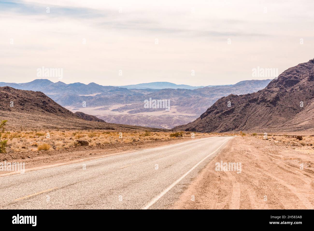 Autoroute dans le paysage pittoresque de la vallée du désert, États-Unis Banque D'Images