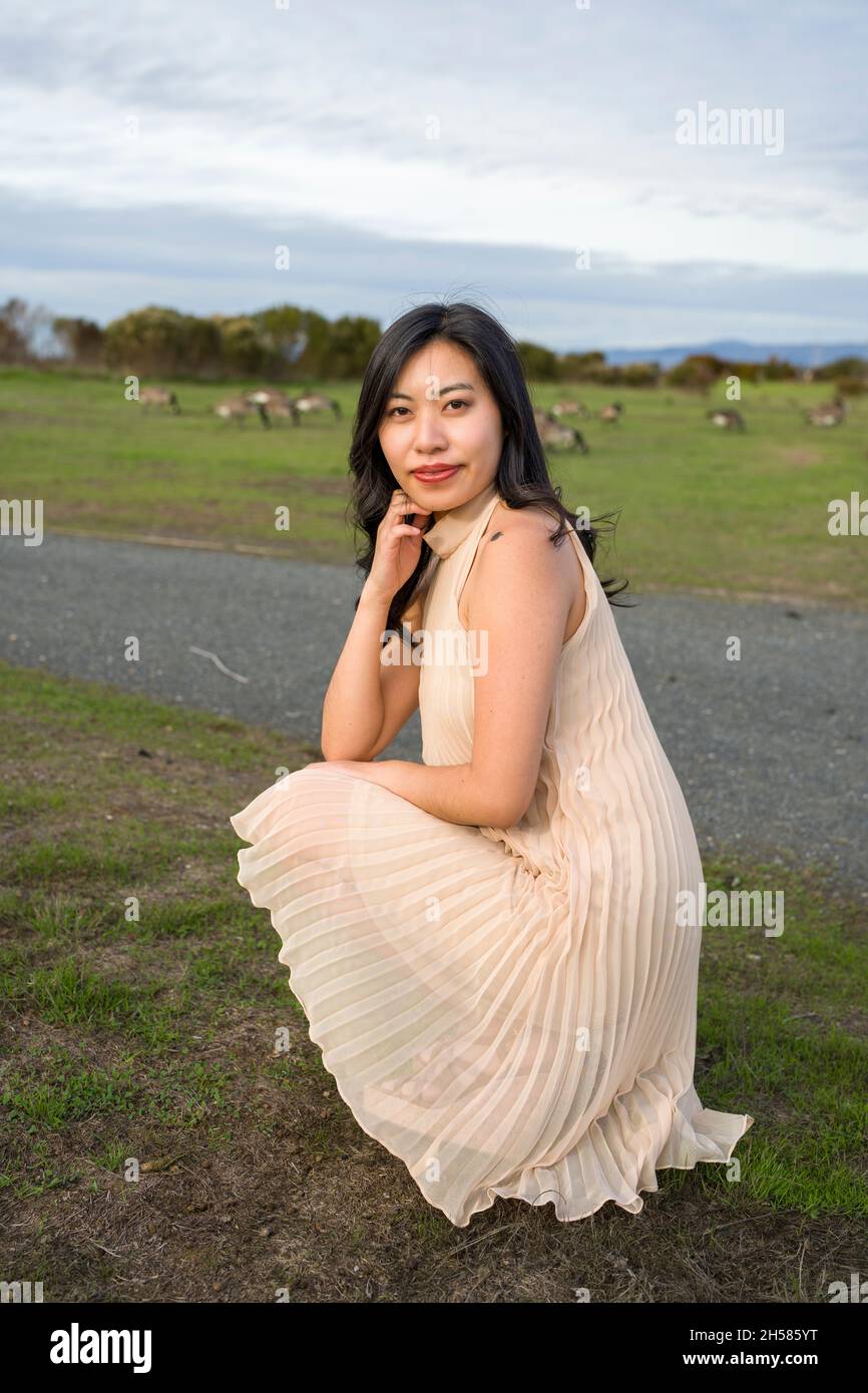 Jeune femme asiatique marchant avec des Oies Banque D'Images