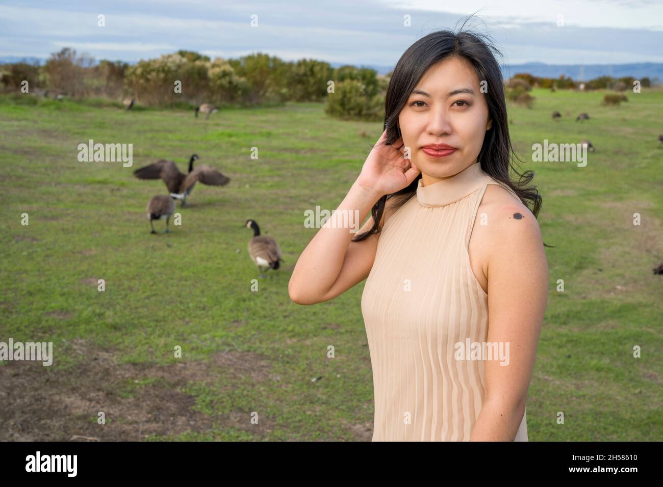 Jeune femme asiatique marchant avec des Oies Banque D'Images