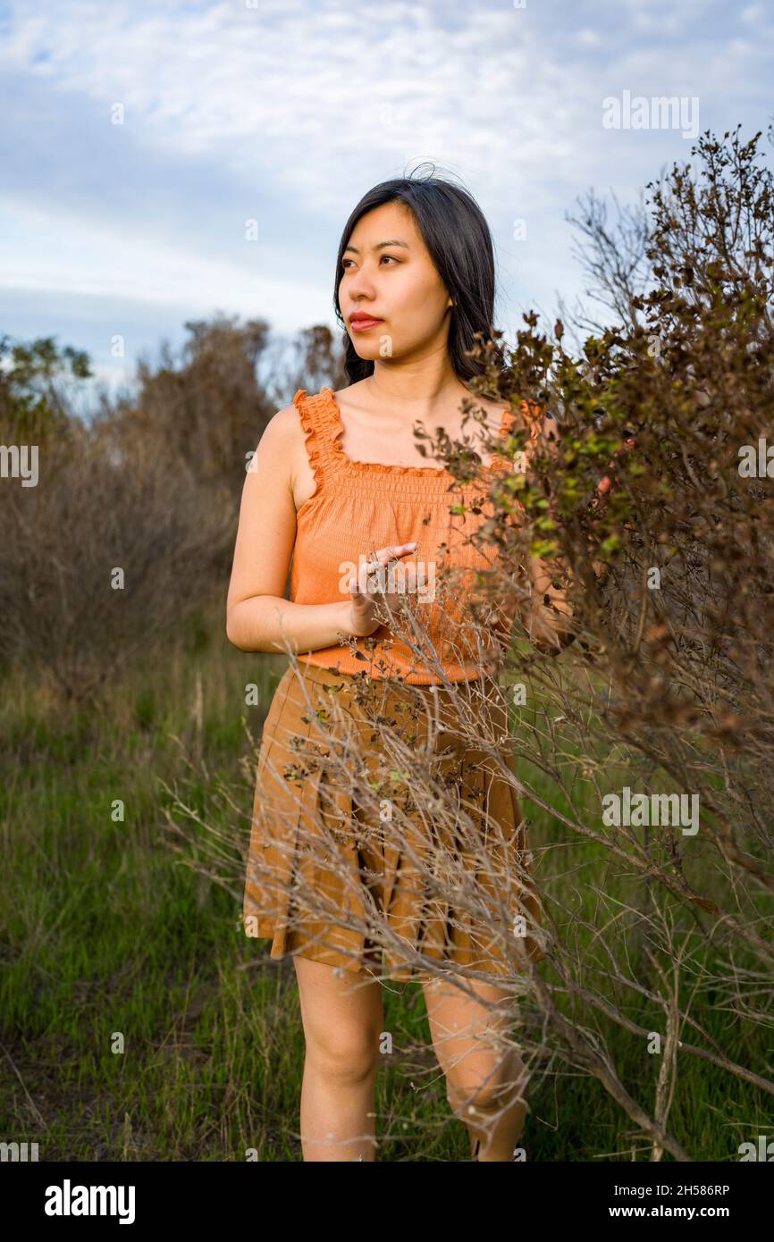 Jeune femme asiatique en couleurs d'automne marchant dans les marais Banque D'Images