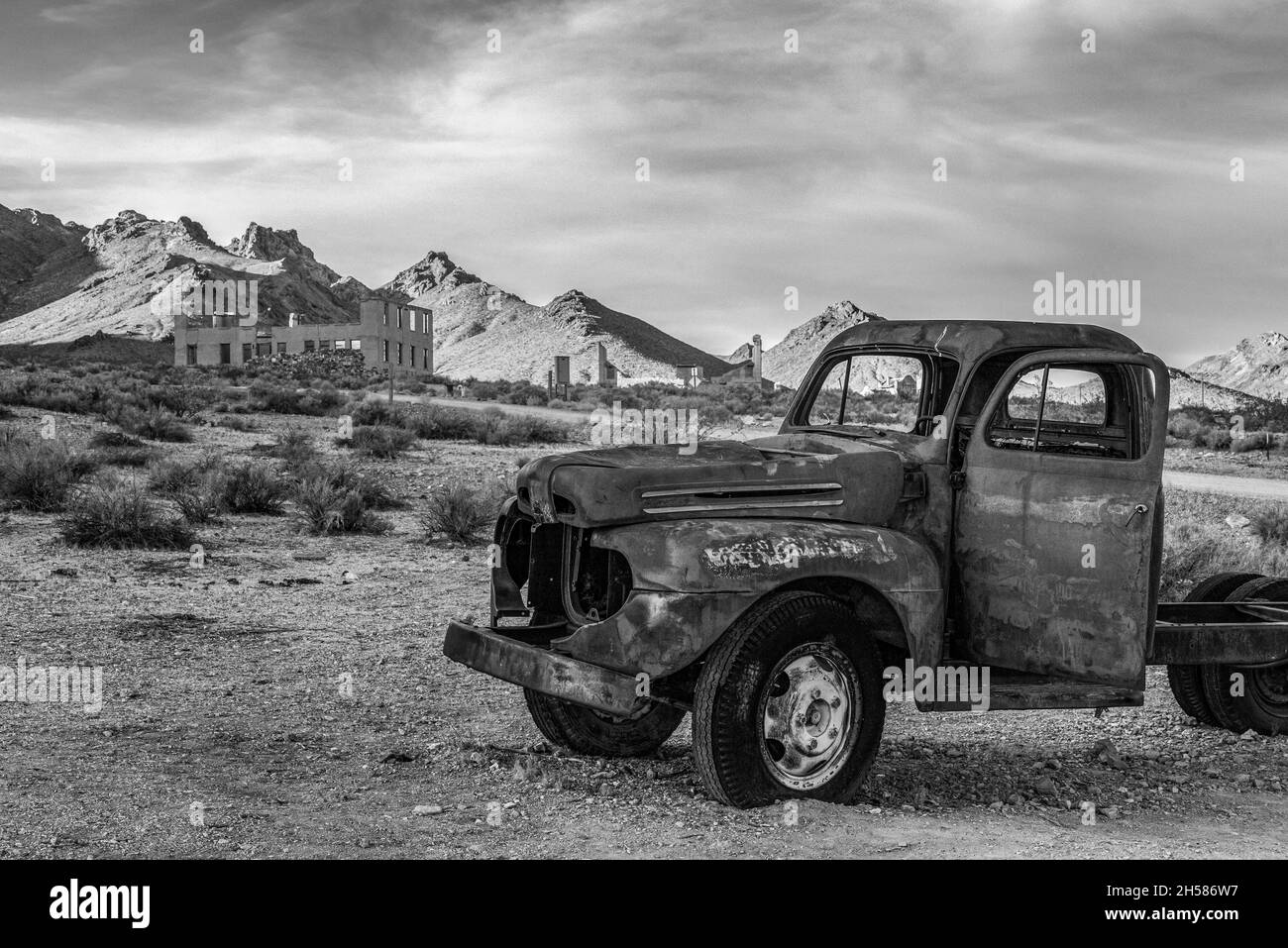 Épave de voiture abandonnée dans la ville fantôme de Rhyolite dans la Vallée de la mort, États-Unis Banque D'Images